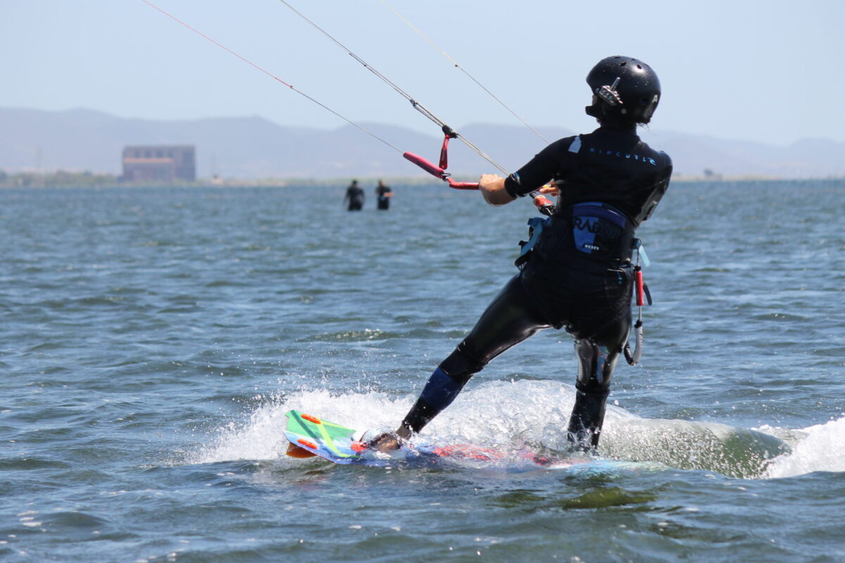 Kitesurf lernen in Punta Trettu auf Sardinien, dem besten Kite-Spot auf Sardinie