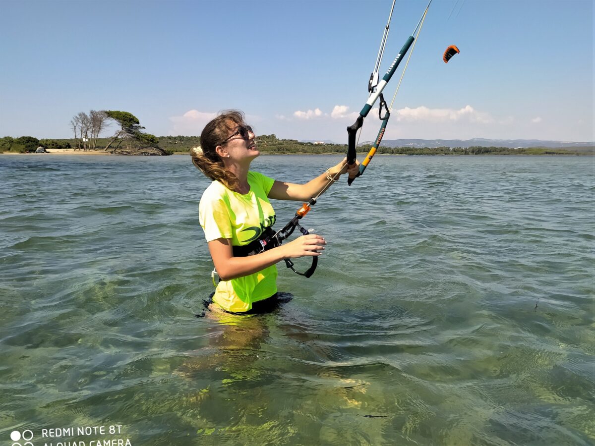 Kitesurfen am Punta Trettu Kite Beach mit flachem Wasser